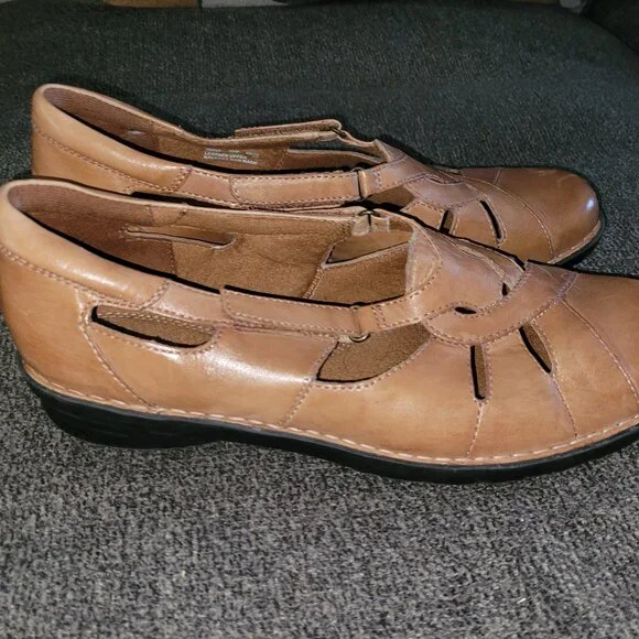 Cute Clarks Leather Loafers - Picture 4 of 11